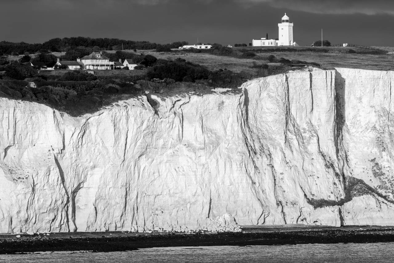 rocoso, litoral, acantilado, paisaje, océano, mar, faro, montaña, isla, tierra, punto de referencia, naturaleza, monocromático, blanco y negro, horizonte, costa, apuntalar,