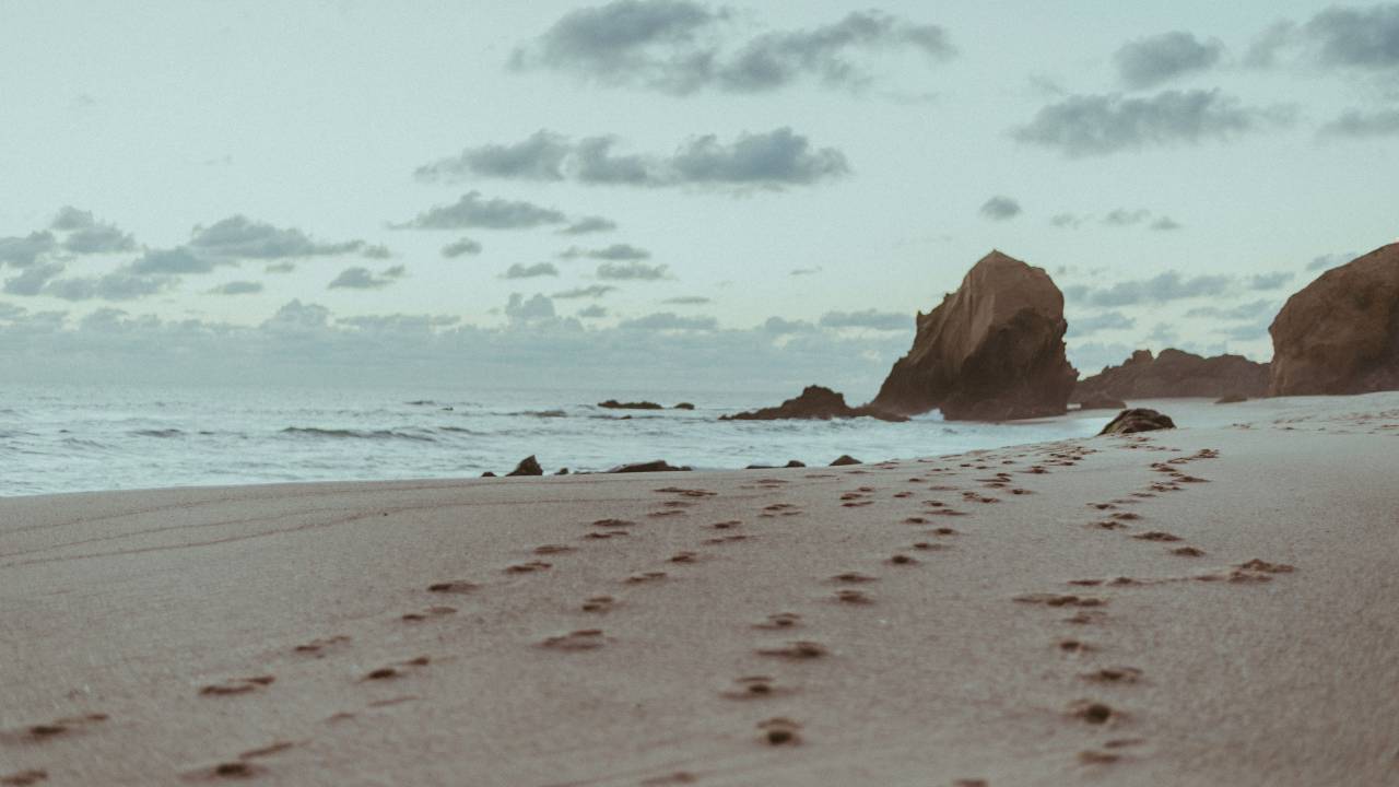 mar, océano, agua, olas, naturaleza, huellas, playa, blanco, arena, apuntalar, costa, roca, acantilado, nubes, cielo,