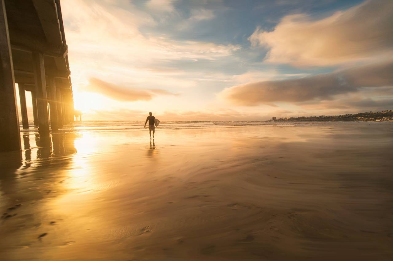 mar, agua, playa, gente, hombre, surf, tablero, deporte, luz de sol, puesta de sol, amanecer, edificio, infraestructura, cielo, nubes,
