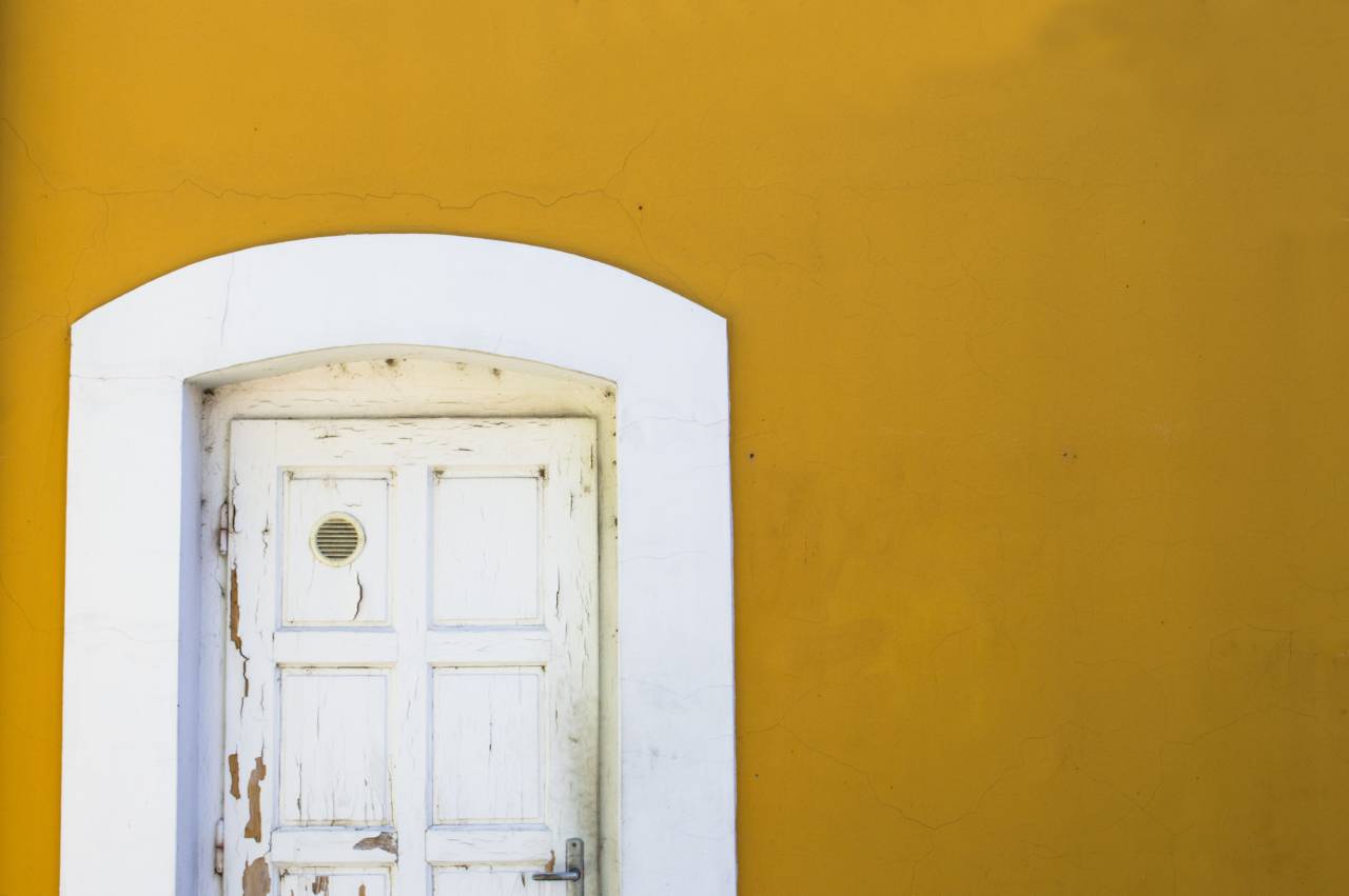 Todavía, casas, hogares, paredes, puerta, marco, decrépito, viejo, madera, astillado, pintura, blanco, amarillo, minimalista,