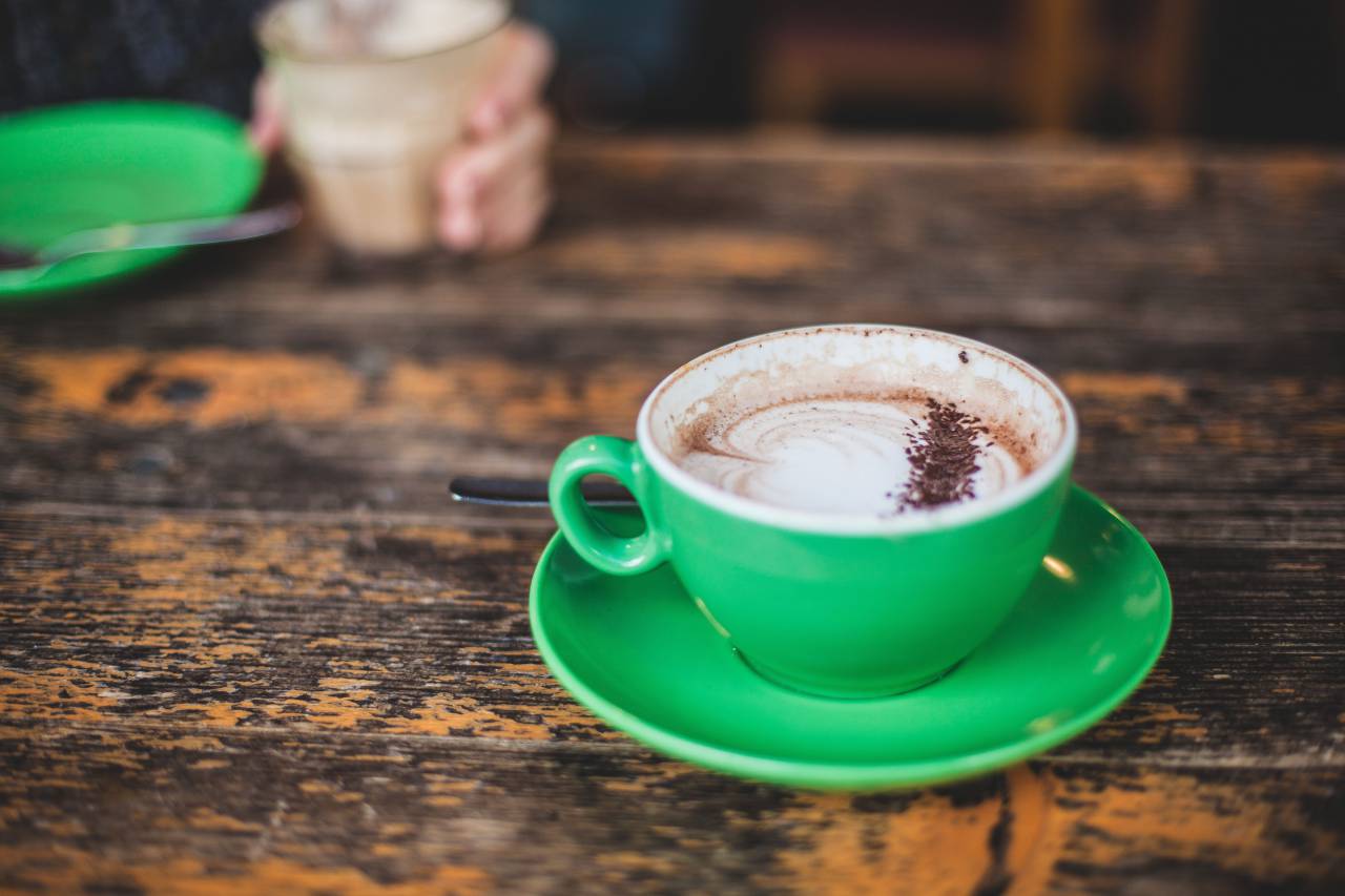 Todavía, artículos, cosas, taza, platillos, café, café con leche, arte, mesa, escritorio, madera, angustiado, bokeh, marrón, verde, naranja,