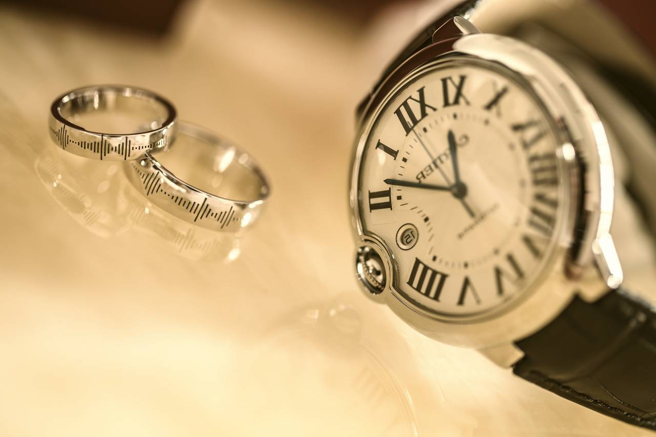 Todavía, artículos, cosas, muñeca, reloj, Cartier, pareja, anillos, plata, vidrio, reflexión, bokeh,