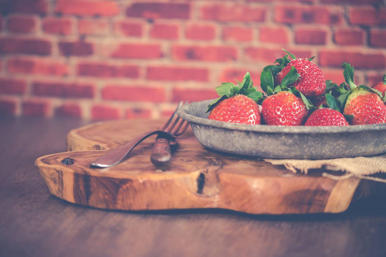 strawberries, fresh, plate, wood, table, brick, wall, brick wall, fruit, food, healthy, fork
, 