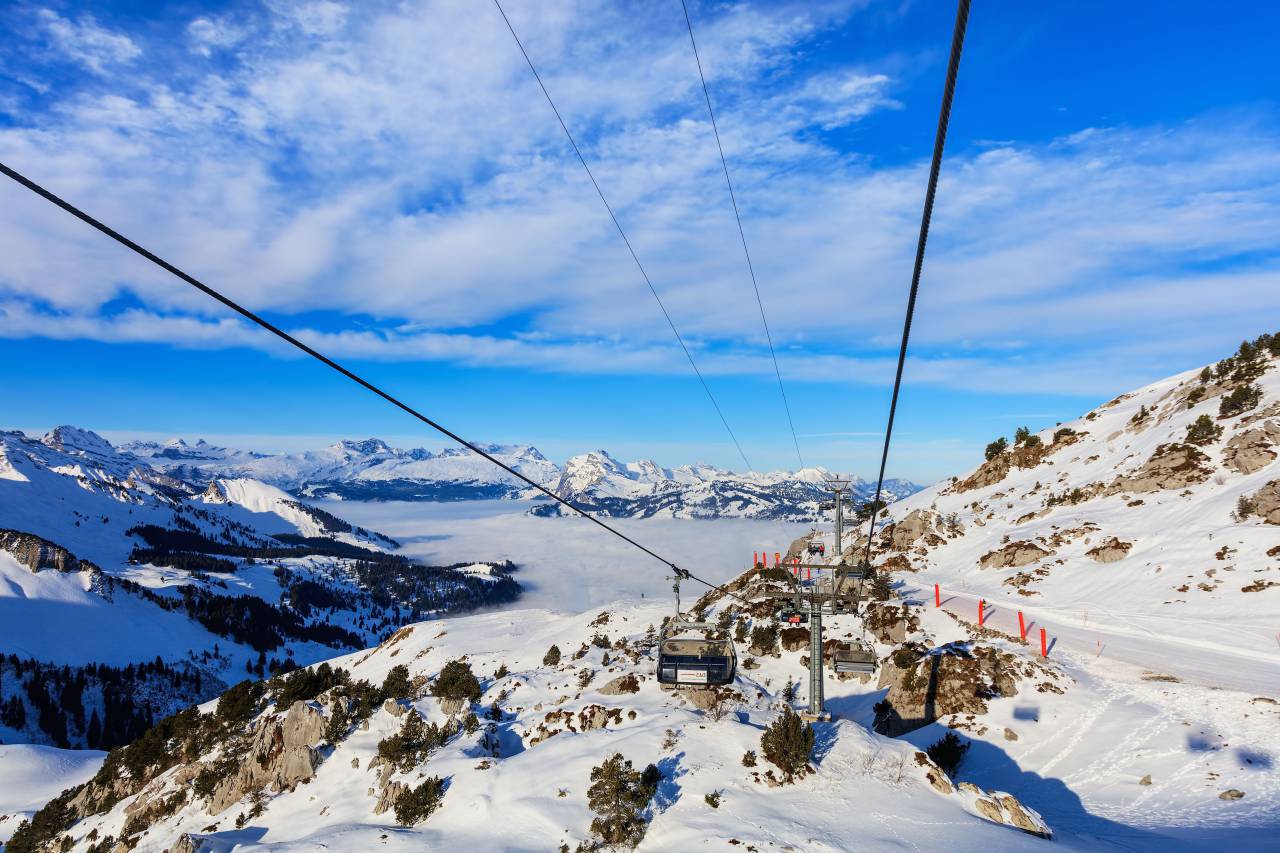 Cumbre, pico, acantilado, pendiente, teleférico, teleférico, Alpes suizos, Alpes, alpino, paisaje, naturaleza, Fronalpstock, montaña, Schwyz, Suiza, Europa, invierno, invierno, nieve, blanco, azul, cielo, Suiza, Ver, nube, niebla, destino de viaje``
