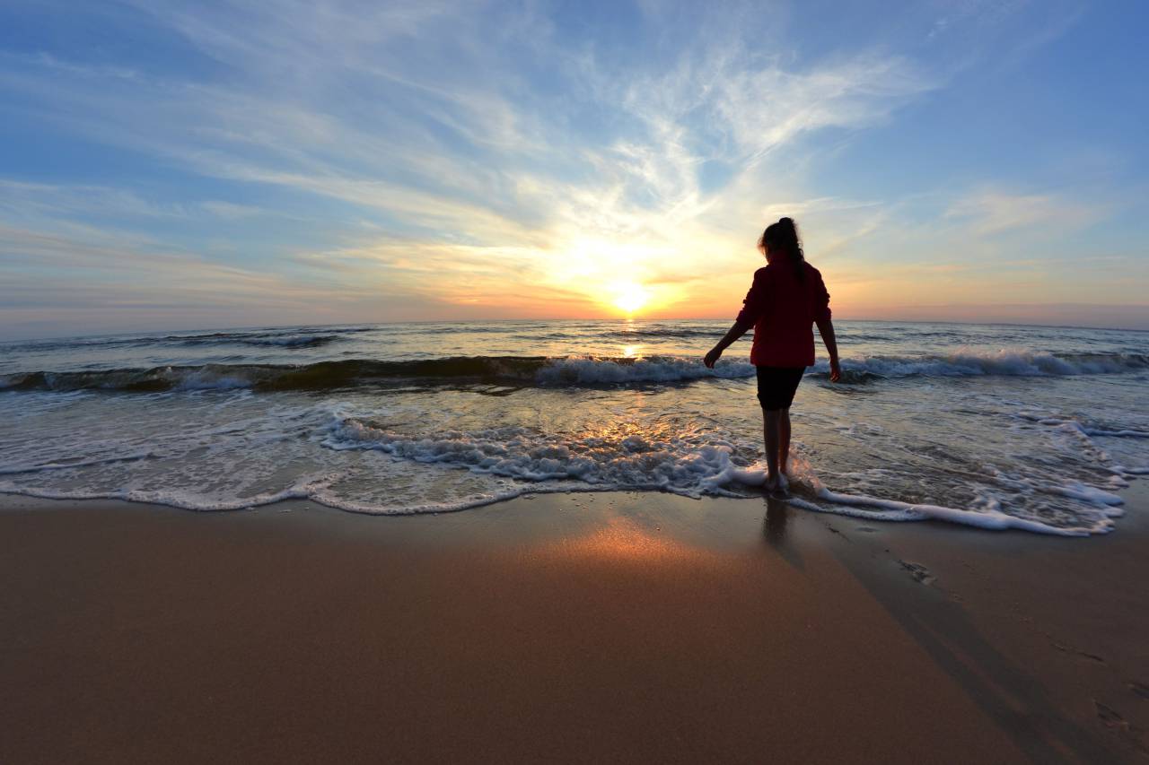 puesta de sol, océano, mar, playa, agua, nubes, sol, cielo, silueta, gente, mujer, vacaciones, viaje, viaje,
