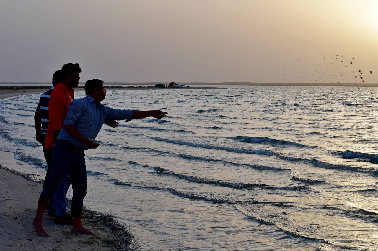 Tres amigos, relajándose, en la playa, agua de mar, vista al mar, vida marina, agua, gente en la playa, unión, juntos, pasar el rato, nada que hacer, no hacer nada, tres hombres caminando, amigable, buen tiempo, felicidad, sonriendo , riendo, tiempo de playa,