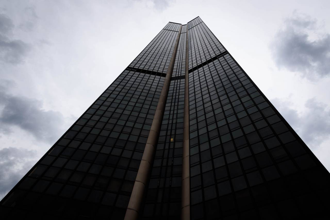 Torre, ciudad, edificio, rascacielos, ventanas, dramático, temperamental, cielo, nubes, al aire libre, exterior, urbano, centro de la ciudad, oficinas, alto,