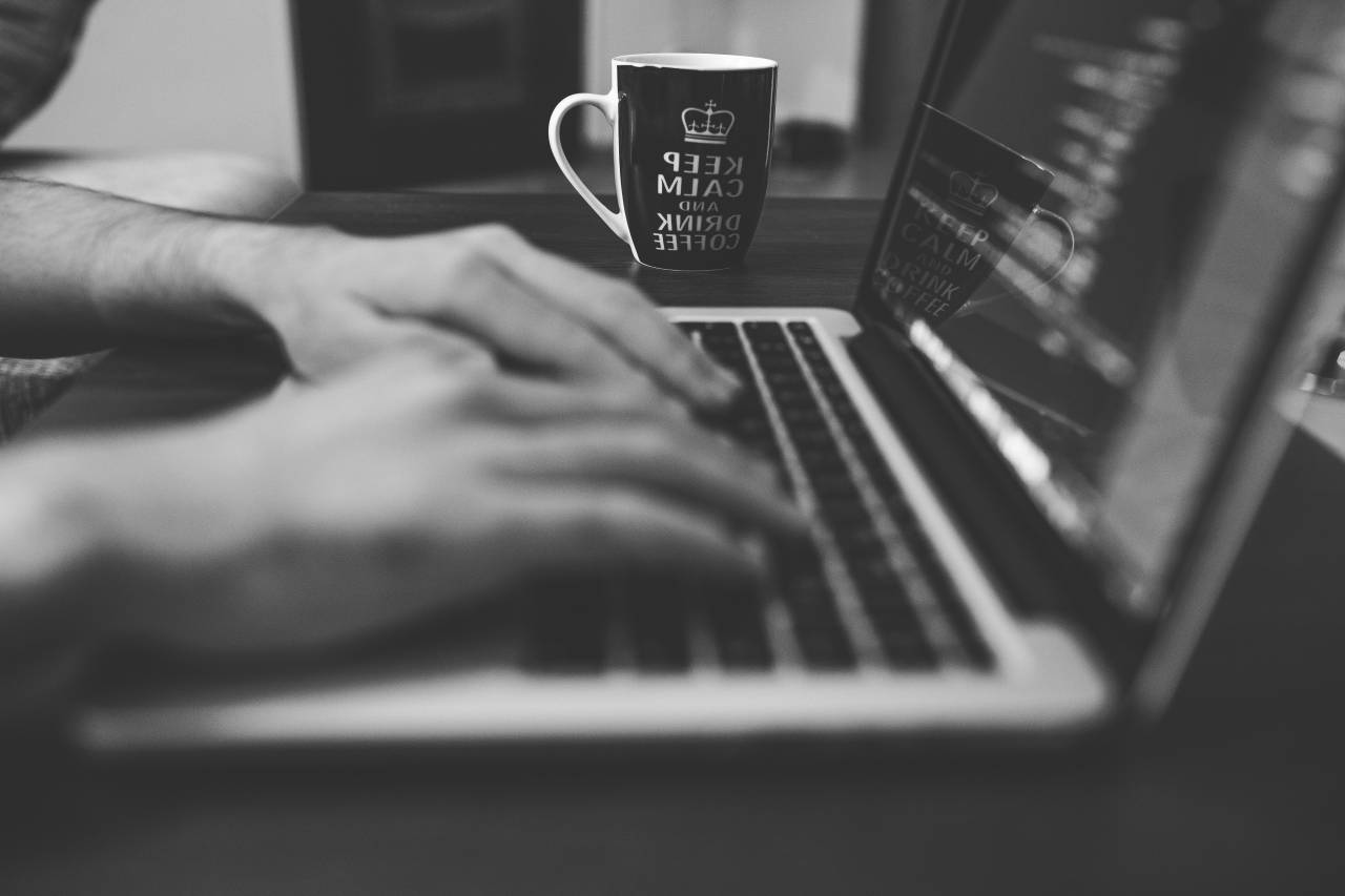 mecanografía, trabajando, macbook, ordenador portátil, computadora, tecnología, negocios, oficina, escritorio, café, vaso, jarra, mantener la calma, en blanco y negro,