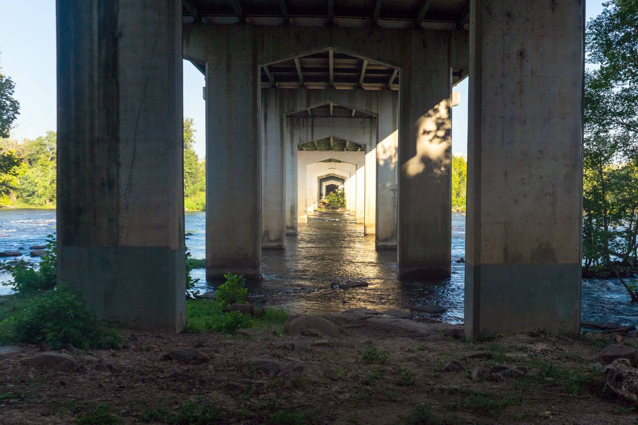 under, bridge, view, water, light, structure, design, arch, column, concrete, ceiling, daytime, outdoors, below, connection, road
, 