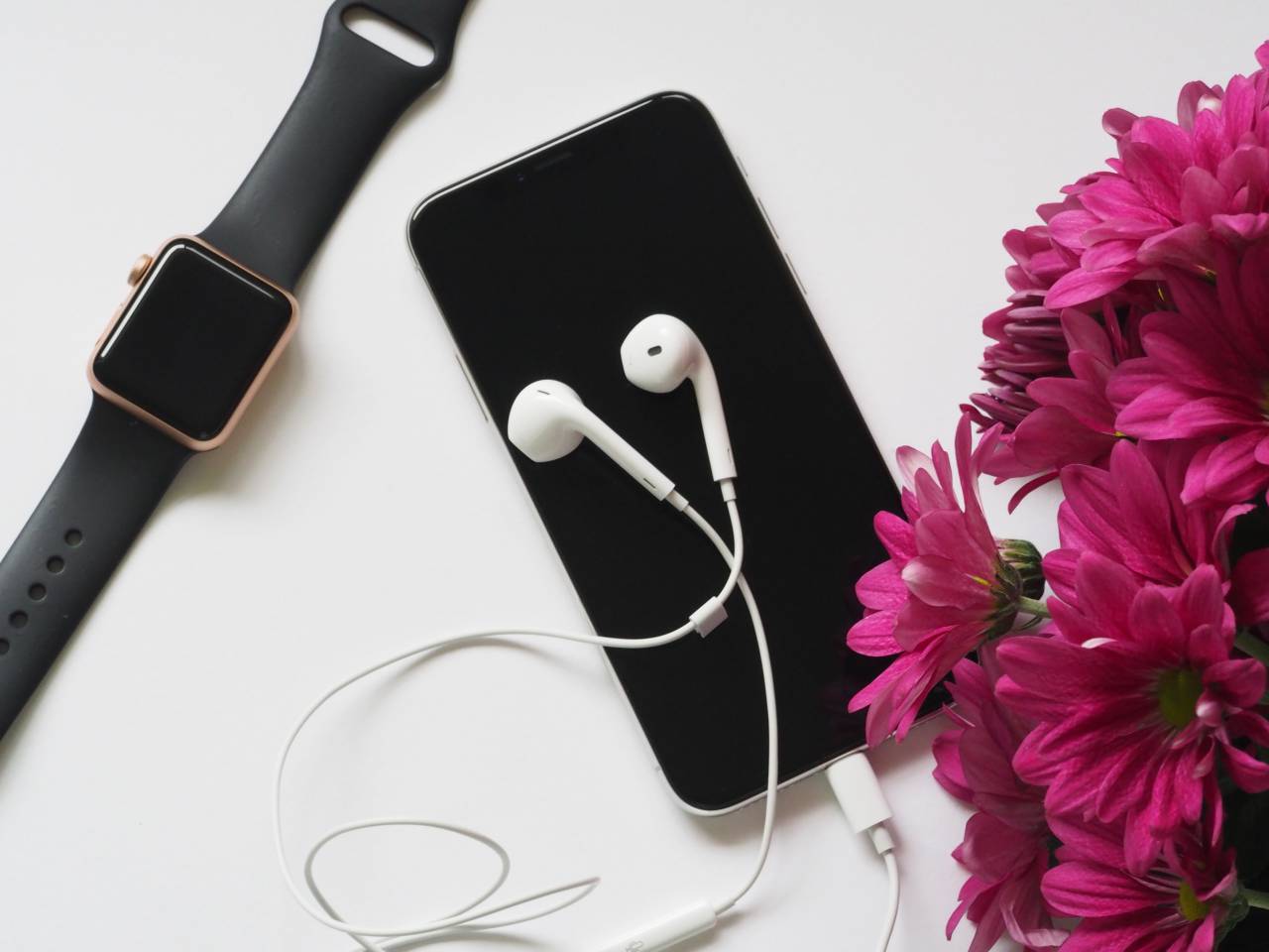 reloj, escritorio, oficina, iphone, ios, móvil, teléfono, manzana, blanco, mesa, mínimo, toque, dispositivo, computadora, ordenador portátil, mac, tecnología, auriculares, flores, rosa, negro,
