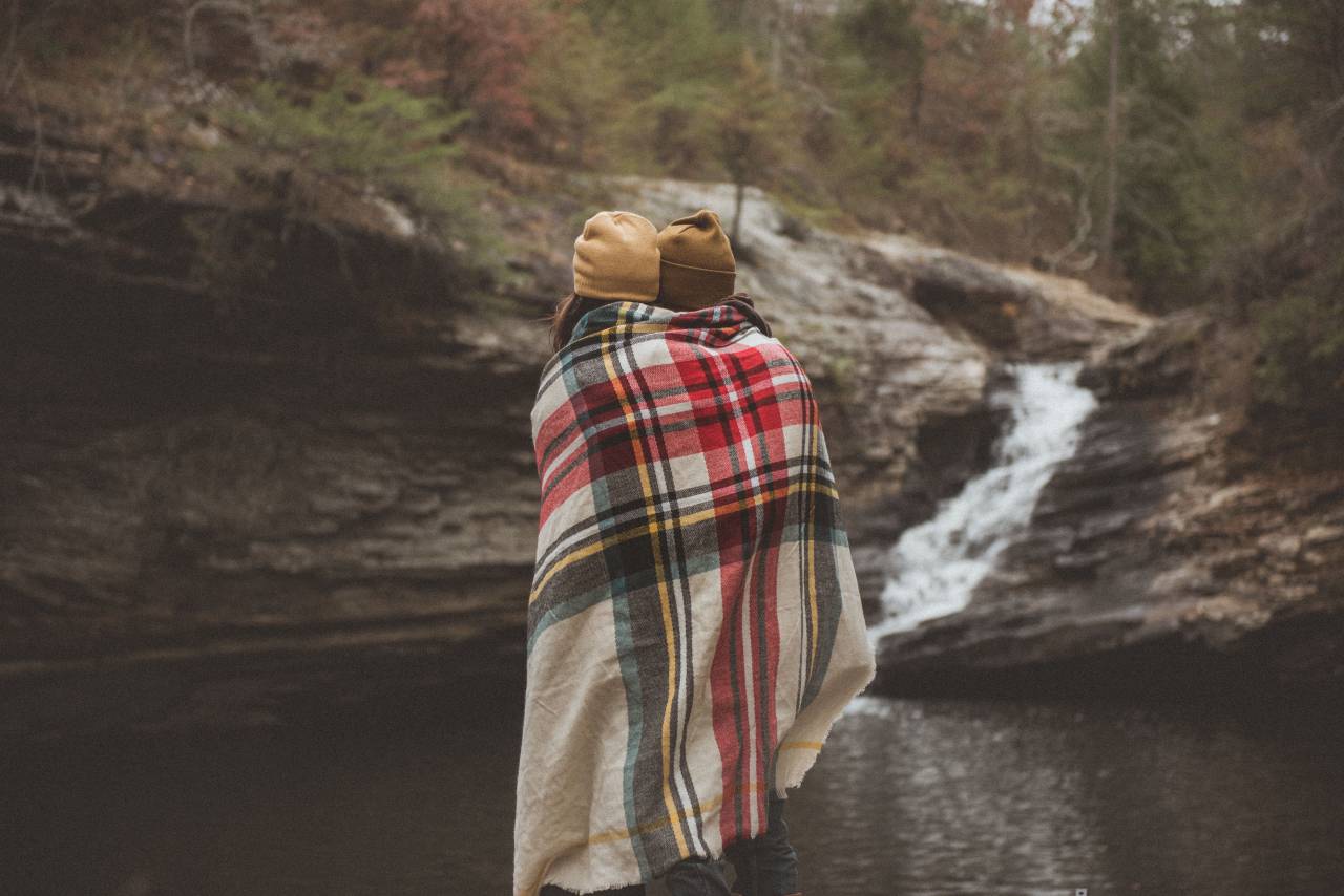 Cascada, agua, roca, árboles, plantas, al aire libre, naturaleza, gente, pareja, chal, beanie, frío, clima,