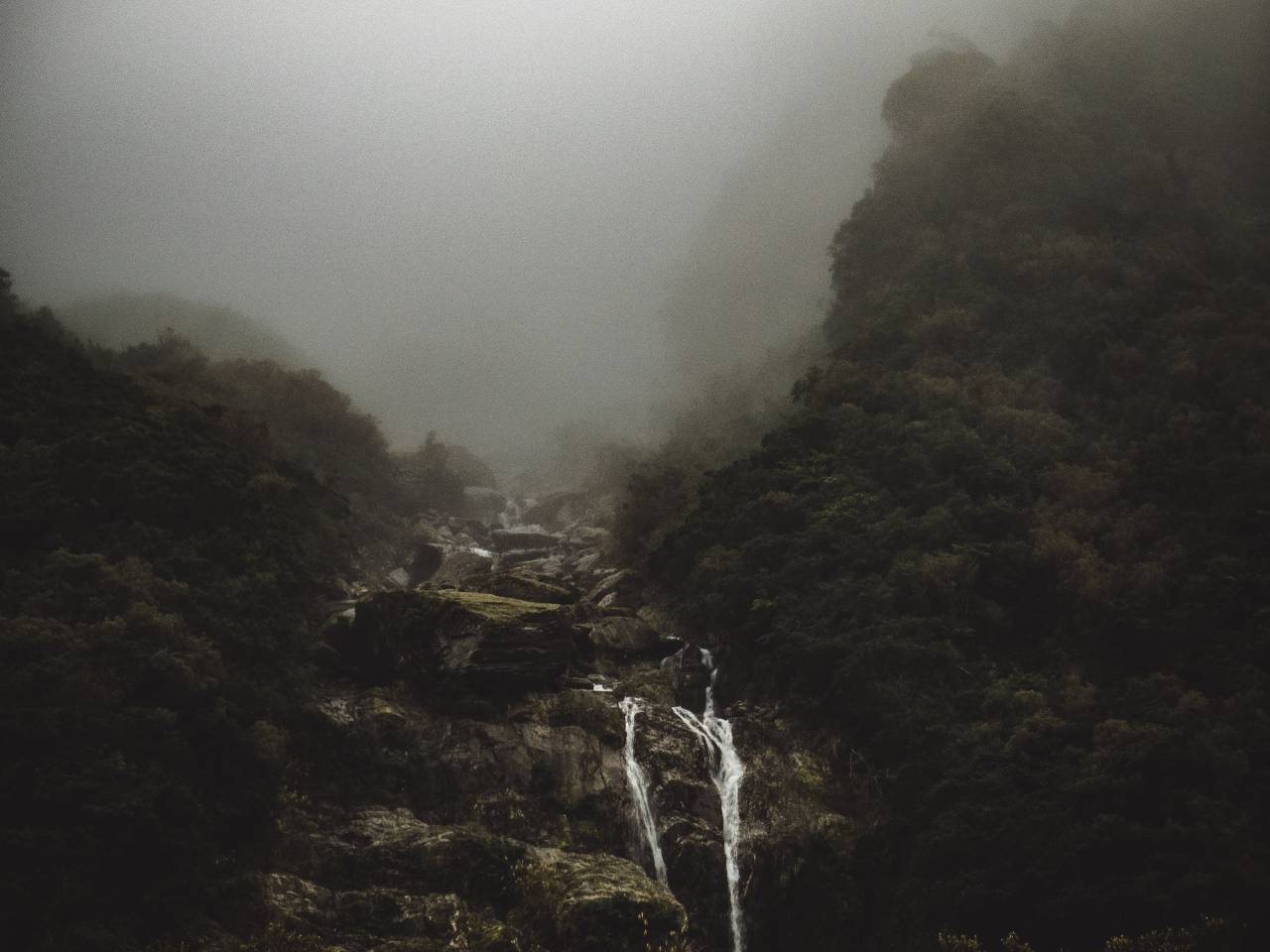 cascadas, rocas, colina, montaña, tierras altas, niebla, paisaje, naturaleza, valle, árboles, plantas, al aire libre, bosques,