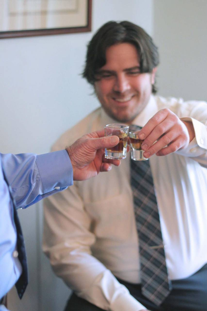 whisky, beber, gente, hombres, brindis, tiro, vidrio, alcohol, novio, boda, fiesta, amigos, juntos, negocios, beber, adulto,