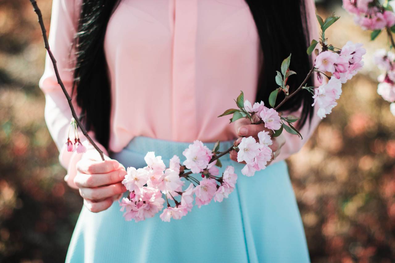 woman, girl, lady, people, bust, stand, fashion, style, hands, hold, flowers, nature, blossoms, stems, stalk, leaves, white, pink, petals, still, bokeh, beauty
, 