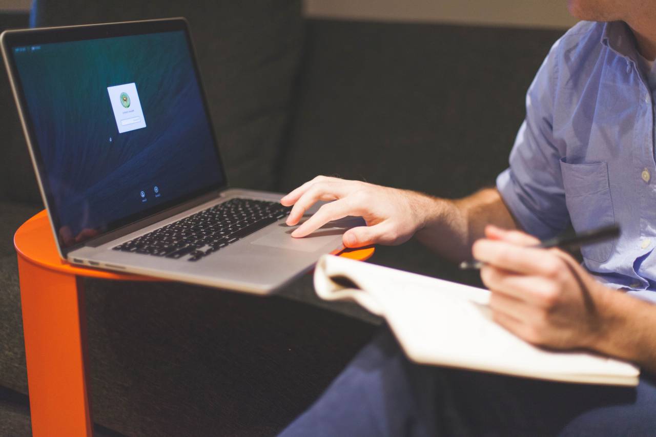 Trabajando, escritura, Bloc de notas, computadora, Macbook, computadora portátil, tecnología, negocios, oficina,