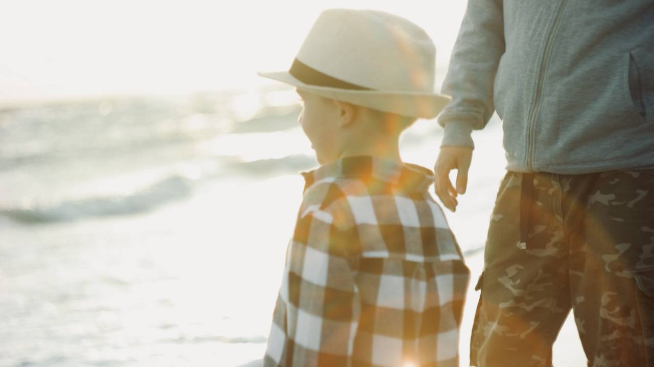 Joven, niño, playa, familia, padre, hombre, niño, mar, viajes, océano, agua, arena, olas,