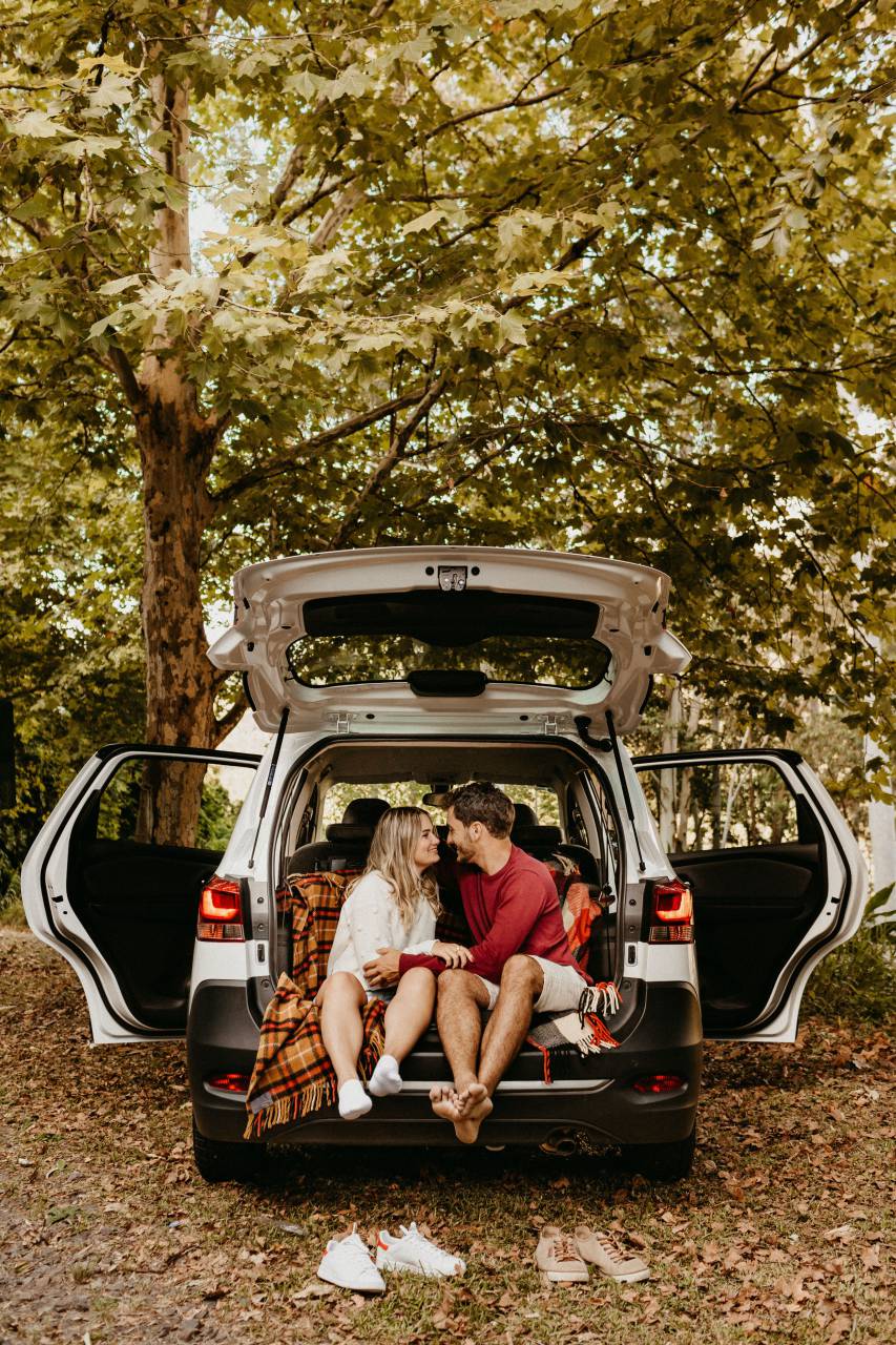 Pareja de enamorados, Picnic, Coche, Romántico, Acogedor, Tiempo de calidad, Relación, Exterior, Intimidad, Cariño, Compartir, Snacks, Manta, Interior del coche, Relajación, Vinculación, Momentos alegres, Concordancia, Ocio, Sereno, Escapada privada,