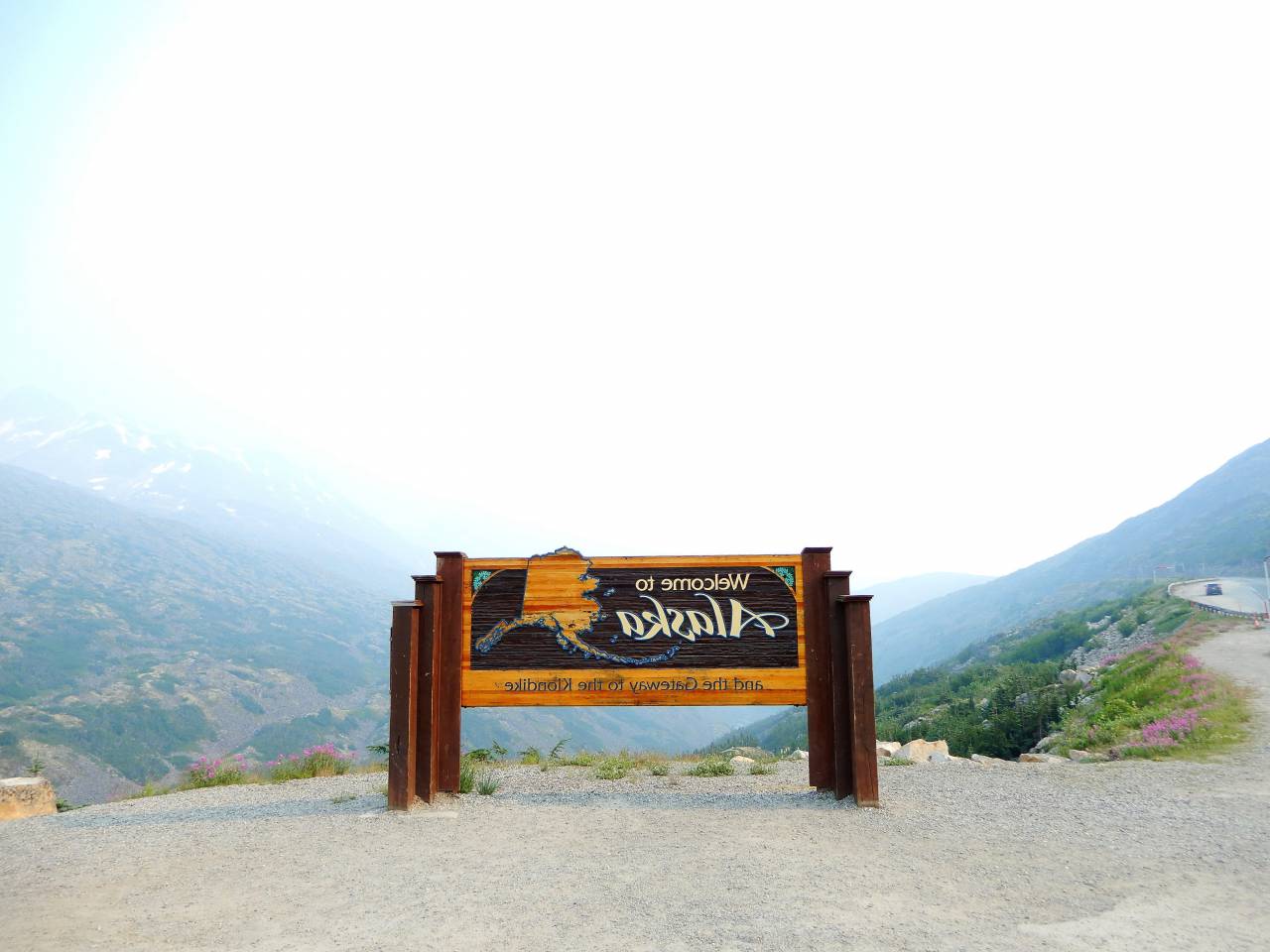 Bienvenido, Alaska, Signo, Saludo, Entrada, Punto de referencia, Viajes, Destino, Norte, Aventura, Borde del camino, Icónico, Símbolo, Frontera, Puerta de enlace, Explorar, Turismo, Escénico, Tierra del sol de medianoche,