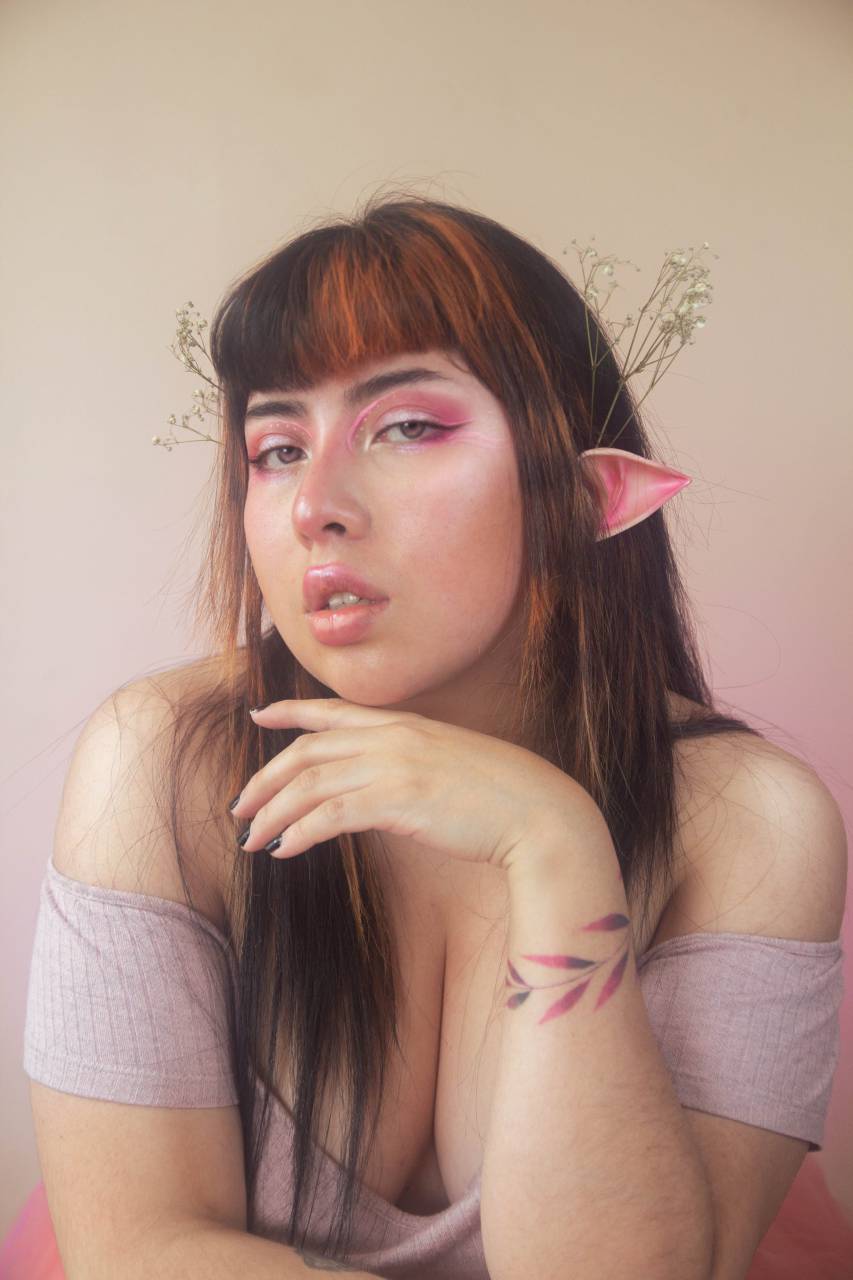 Elfo, Mujer, Fantasía, Mítico, Encantador, Élfico, Mágico, Etéreo, Bosque, Hada, De otro mundo, Agraciado, Orejas puntiagudas, Belleza élfica, Mitología, Místico, criatura, Cuento de hadas, Gracia élfica, Personaje de fantasía, Fauna, Reino élfico, Elegante, Herencia élfica, Espíritu de la naturaleza, Mundo de fantasía, Bosque,