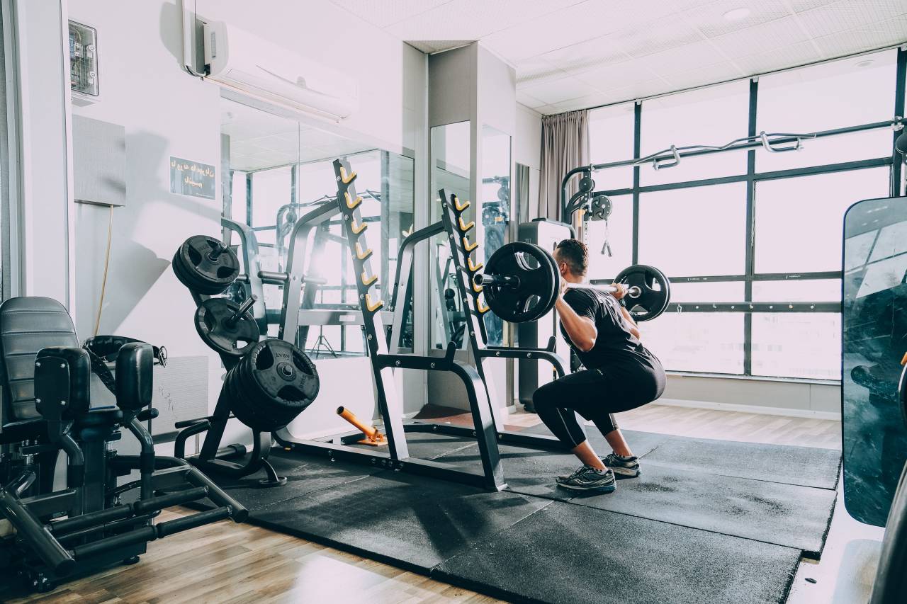 gimnasio, deporte, atleta, entrenamiento, masculino, cuerpo, ajuste, fuerza, hombre, ejercicio, saludable, joven, entrenamiento, estilo de vida, salud, musculoso, fitness, persona, poder, fuerte, actividad, activo, adentro, caucásico, peso, músculo, gente, adulto, forma, guapo, motivación, sentadilla, atlético, ropa deportiva, deportista, equipo, levantamiento, culturista, club, uno, determinación, atractivo, deportivo, energía, ejercicio, sentadillas, entrenador, pesado, esfuerzo,