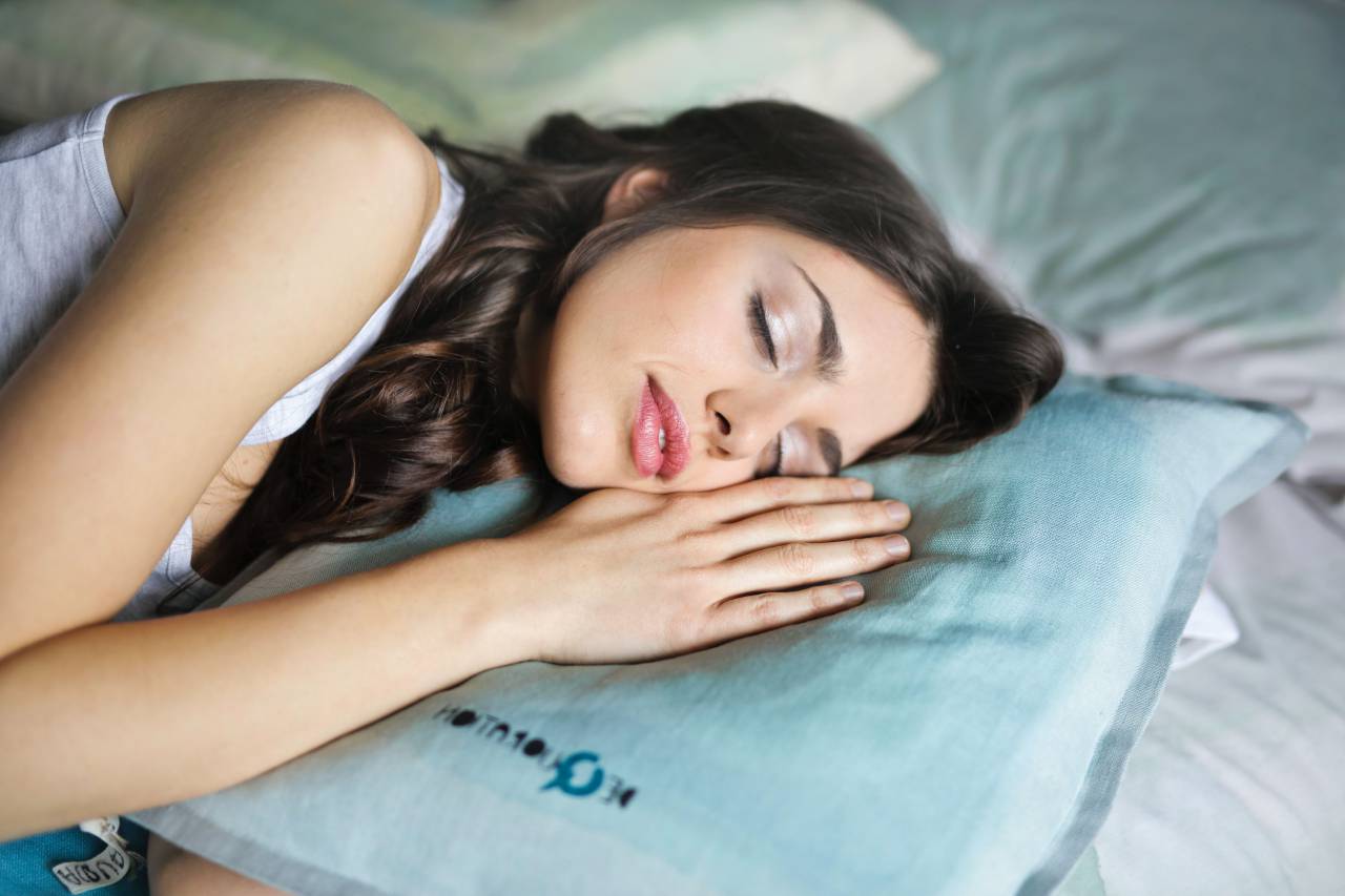 Retrato, Mujer, Dormir, Cama, Descanso, Relajación, Soñar, Serenidad, Belleza, Tranquilidad, Pacífico, Dormido, Dormitorio, Ropa de dormir, Almohada, Confort, Reposo, Descansar, Noche, Sueño, Perfil, Rasgos faciales, Sueño, Ojos cerrados, siesta,