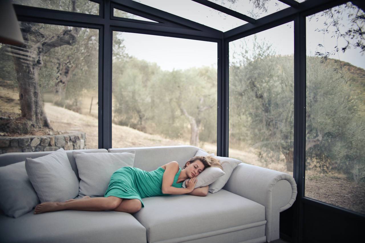 Retrato, Mujer, Dormir, Cama, Descanso, Relajación, Soñar, Serenidad, Belleza, Tranquilidad, Pacífico, Dormido, Dormitorio, Ropa de dormir, Almohada, Confort, Reposo, Descansar, Noche, Sueño, Perfil, Rasgos faciales, Sueño, Ojos cerrados, siesta,