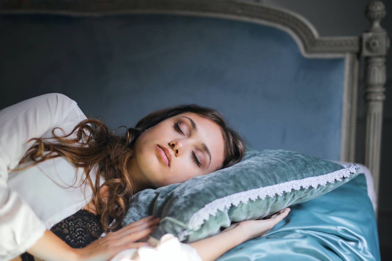 Retrato, Mujer, Dormir, Cama, Descanso, Relajación, Soñar, Serenidad, Belleza, Tranquilidad, Pacífico, Dormido, Dormitorio, Ropa de dormir, Almohada, Confort, Reposo, Descansar, Noche, Sueño, Perfil, Rasgos faciales, Sueño, Ojos cerrados, siesta,