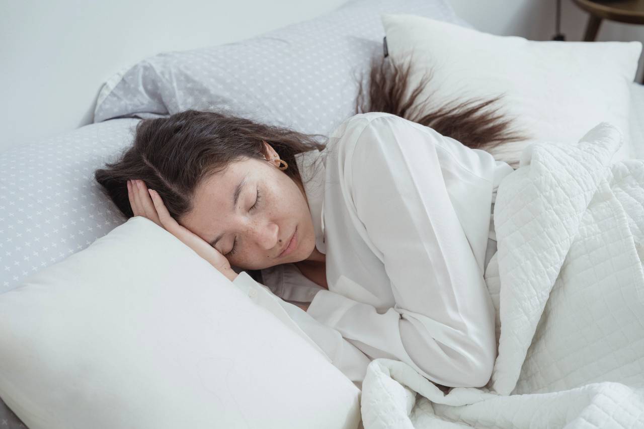 Retrato, Mujer, Dormir, Cama, Descanso, Relajación, Soñar, Serenidad, Belleza, Tranquilidad, Pacífico, Dormido, Dormitorio, Ropa de dormir, Almohada, Confort, Reposo, Descansar, Noche, Sueño, Perfil, Rasgos faciales, Sueño, Ojos cerrados, siesta,