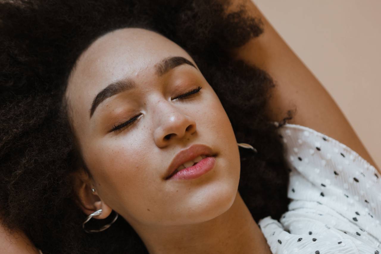 Retrato, Mujer, Dormir, Cama, Descanso, Relajación, Soñar, Serenidad, Belleza, Tranquilidad, Pacífico, Dormido, Dormitorio, Ropa de dormir, Almohada, Confort, Reposo, Descansar, Noche, Sueño, Perfil, Rasgos faciales, Sueño, Ojos cerrados, siesta,