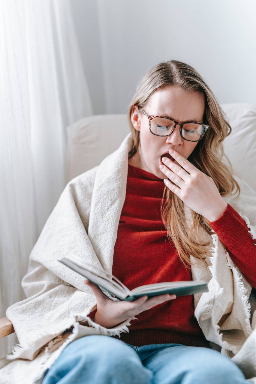 Portrait, Woman, Yawning, Tired, Fatigue, Sleepy, Exhaustion, Sleepiness, Open mouth, Drowsiness, Stretching, Facial expression, Boredom, Weariness, Facial features, Wakefulness, Rest, Lack of energy, Human face, Exhausted, Jaw stretch, Indoor, Expressive, Yawn reflex, Female portrait, 