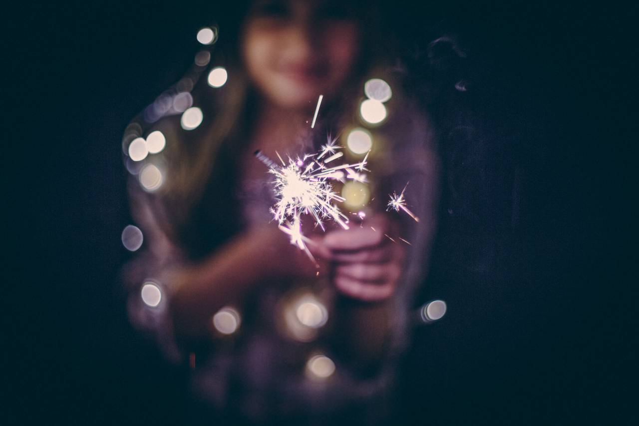 feliz, mujer, fiesta, fiesta, navidad, bengala, tenencia, felicidad, joven, celebración, hermoso, divertido, noche, cumpleaños, fuego, gente, niña, fuegos artificiales, hombre, riendo, brillante, celebrando, negro, nuevo, hembra, brillar, ligero, amigos, iluminado, mano, alegre, año, persona, celebrar, juntos, ardiente, invierno, bengala encendida, año nuevo, fondo, alegría, disfrute, espumoso, noche, estilo de vida, evento,