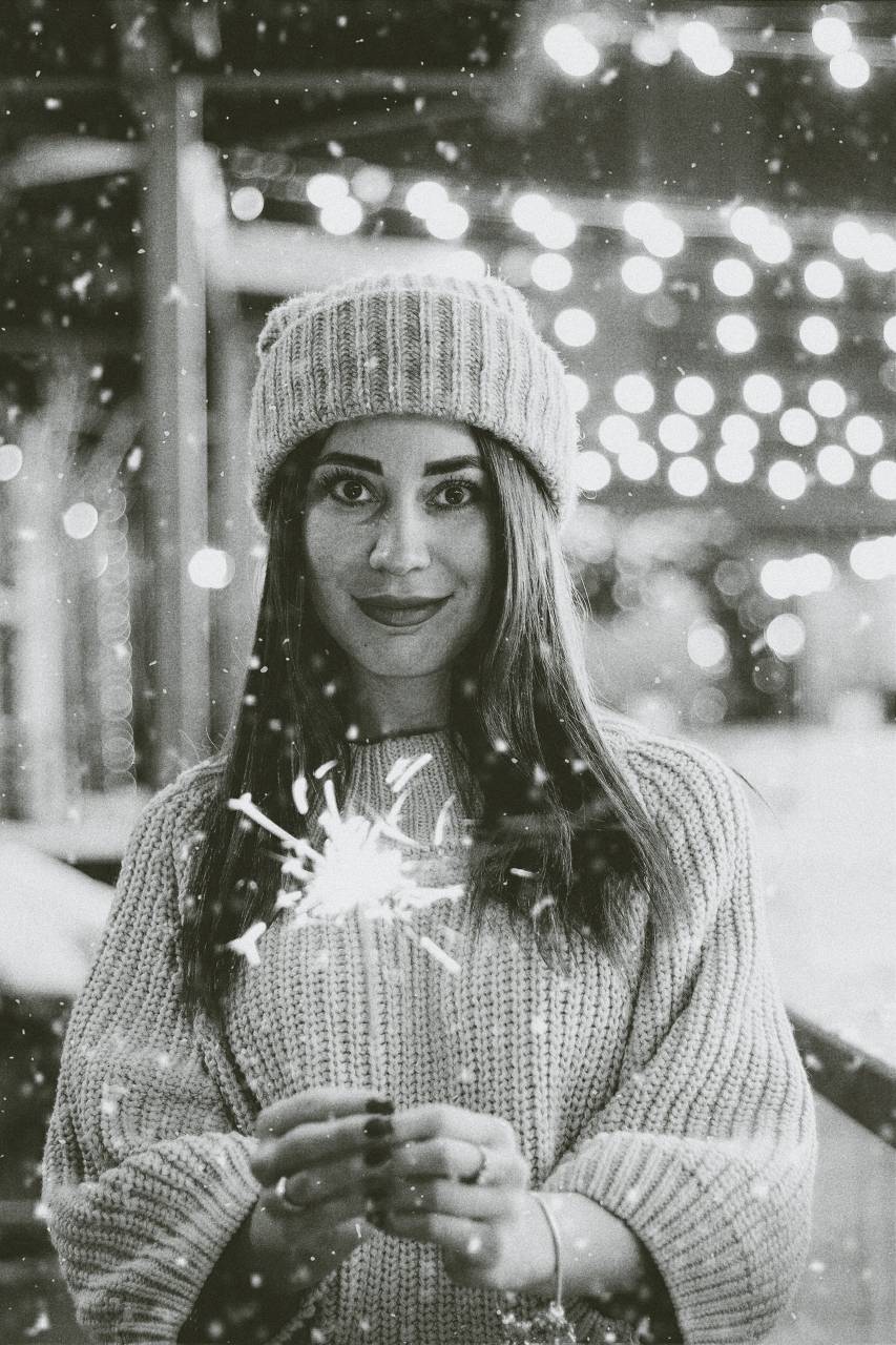 feliz, mujer, fiesta, fiesta, navidad, bengala, tenencia, felicidad, joven, celebración, hermoso, divertido, noche, cumpleaños, fuego, gente, niña, fuegos artificiales, hombre, riendo, brillante, celebrando, negro, nuevo, hembra, brillar, ligero, amigos, iluminado, mano, alegre, año, persona, celebrar, juntos, ardiente, invierno, bengala encendida, año nuevo, fondo, alegría, disfrute, espumoso, noche, estilo de vida, evento,