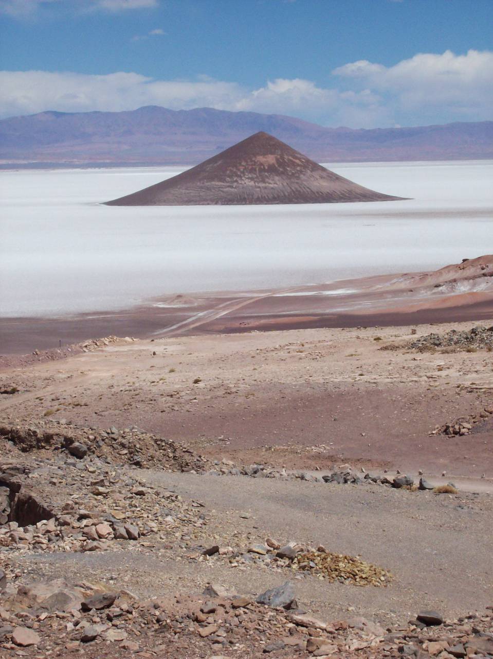américa, geología, volcán, puna, meseta, naturaleza, montaña, paisaje, salta, viaje, andes, tierras altas, fondo, altiplano, paisaje argentino, sudamérica, cono de arita, formaciones, cónico, arena, simetría, argentina,