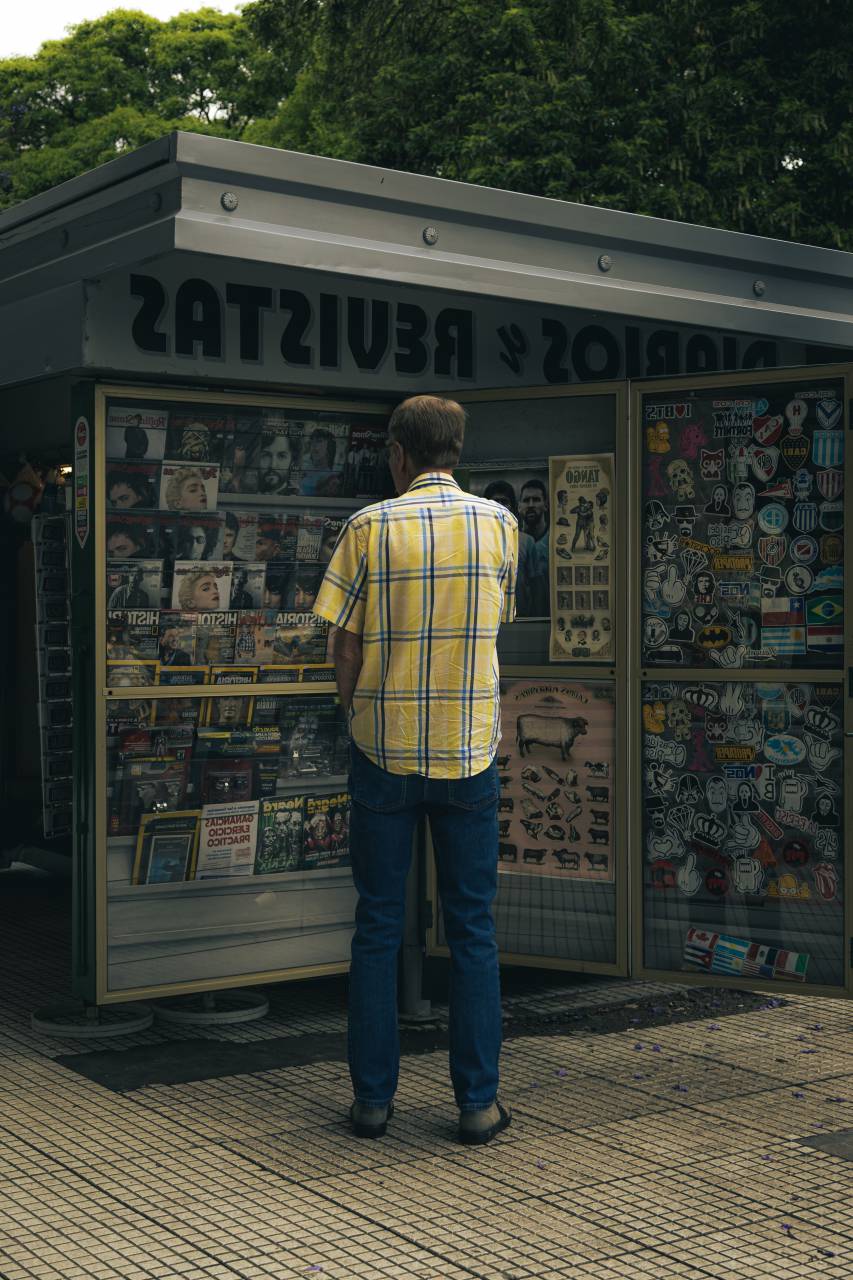tienda, quiosco, tienda, venta al por menor, noticias, hombre, prensa, periódico, negocios, calle, revista, comprar, información, concepto, periodismo, comercial, Buenos Aires, Argentina,