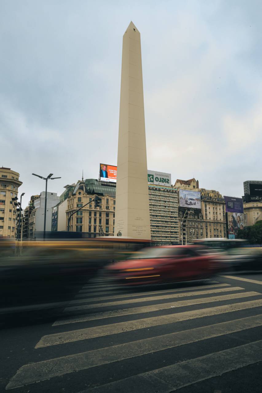 América, Argentina, América del Sur, arquitectura, turismo, ciudad, urbano, capital, Landmark, destino, monumento, Buenos Aires, el obelisco, la Avenida 9 de Julio, Día, desenfoque