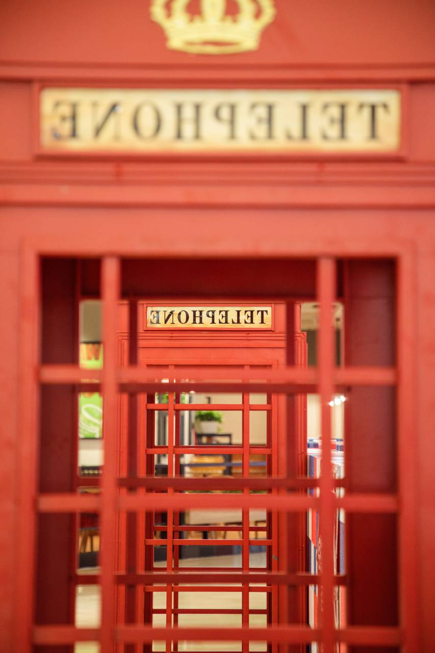 telephone booth;red;england,famous place,architecture,tourism,outdoors,travel destinations,telephone booth, 