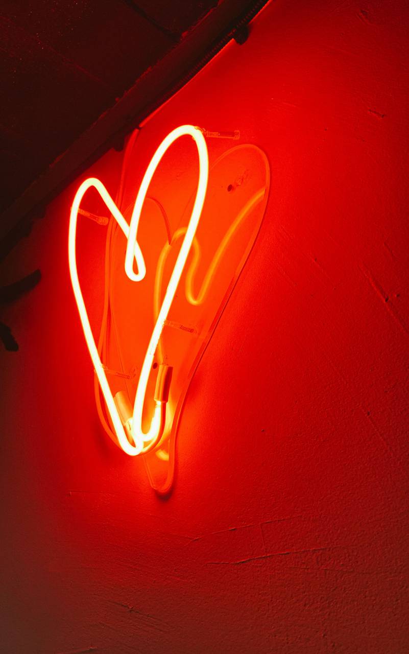 neón;corazón,amor,romance,fondos,equipo de iluminación,iluminado,resumen,brillante,noche,forma de corazón,símbolo,brillante,bombilla,