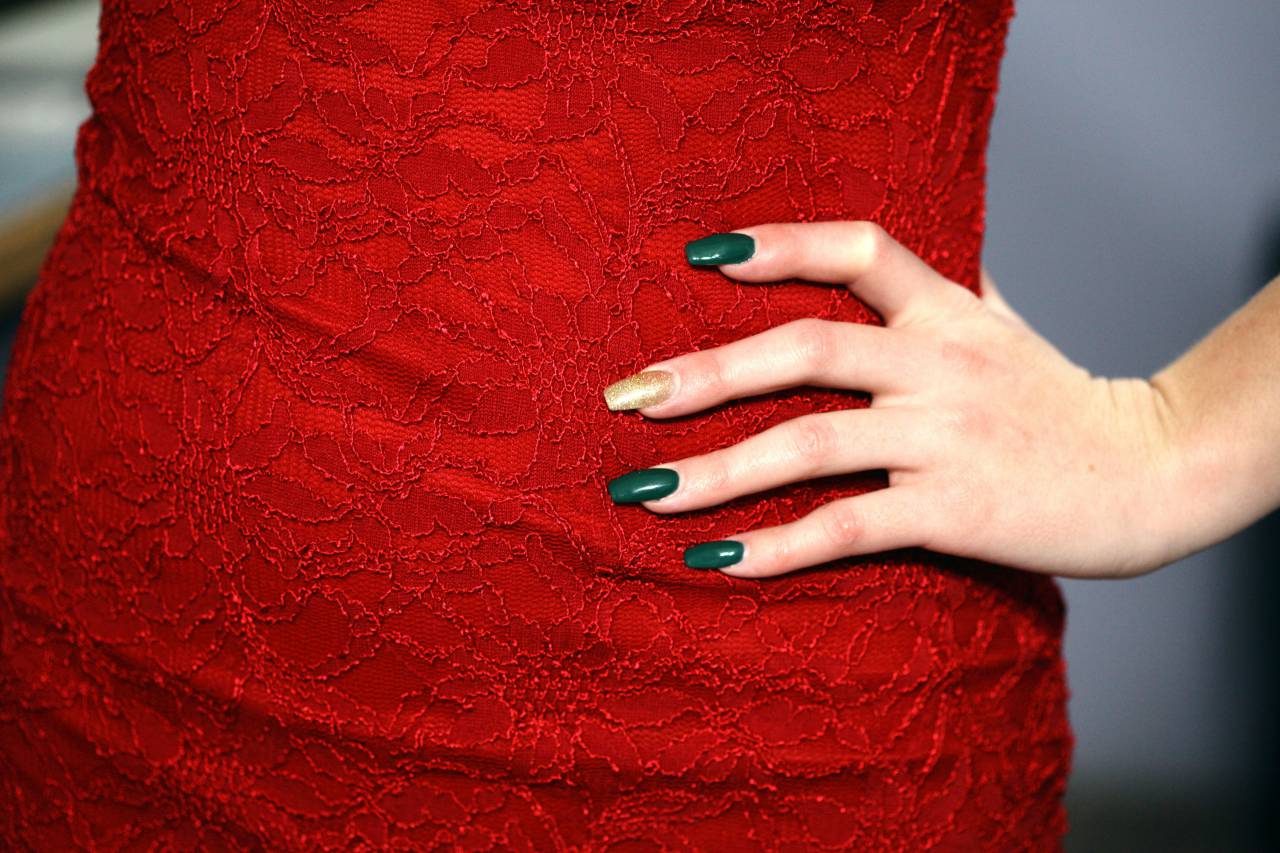 mujer;sexy;rojo;vestido,mujer,manicura,uña,elegancia,moda,mano humana,belleza,glamour,primer plano,adulto,etnia caucásica,dedo humano,vestido,esmalte de uñas,feminidad,