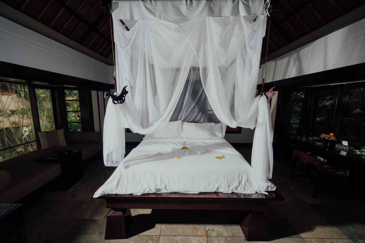 mosquitero,cama,interior,dormitorio,habitación doméstica,almohada,cómodo,moderno,ropa de cama,interior del hogar,relajación,madera,material,lujo,cortina,estilos de vida,