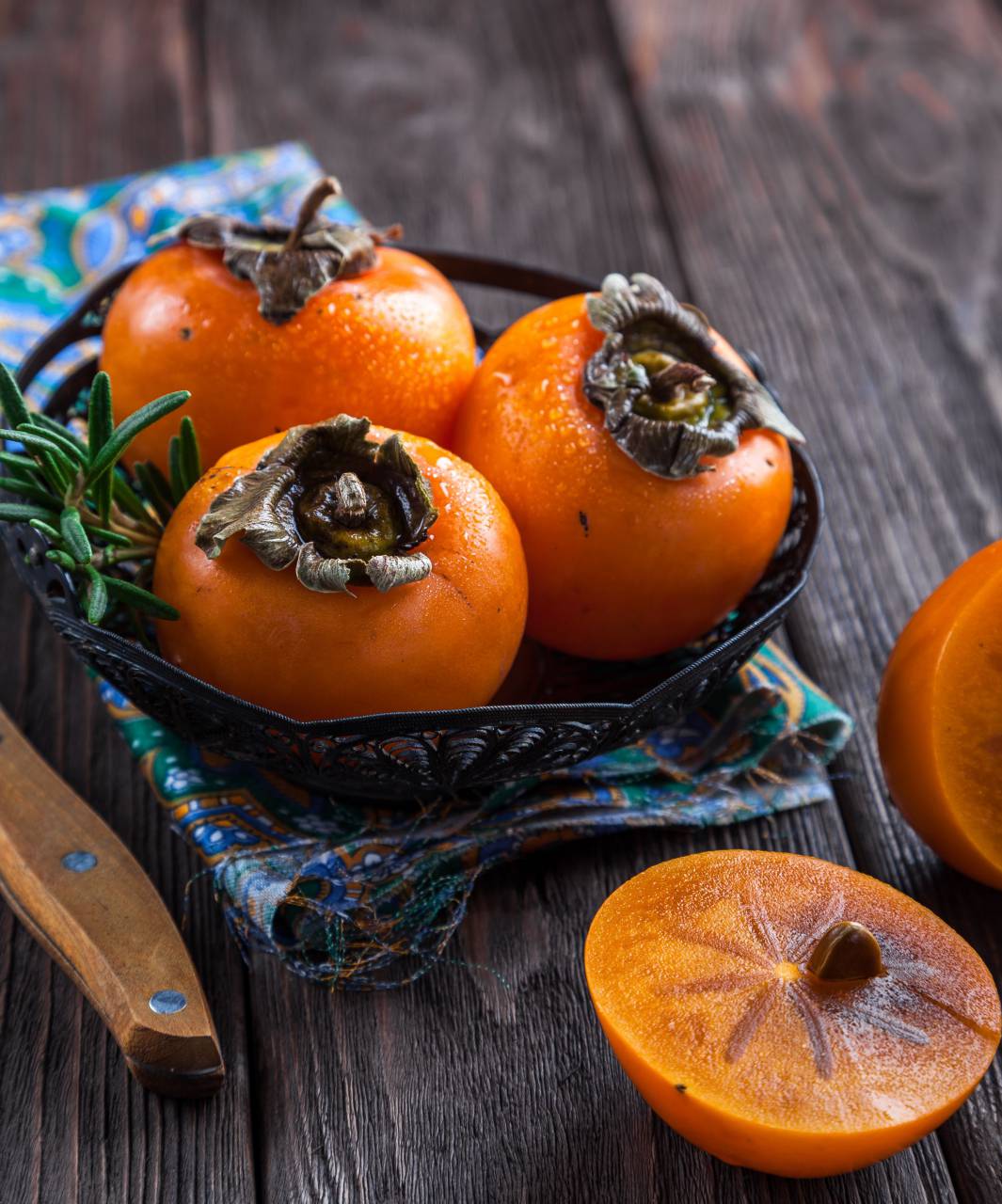 kaki;fruit,fruit,food,freshness,nature,ripe,wood,material,organic,dessert,healthy eating,gourmet,orange,vegetarian food,table,sweet food,close-up,leaf,yellow,agriculture,citrus fruit,dieting, 