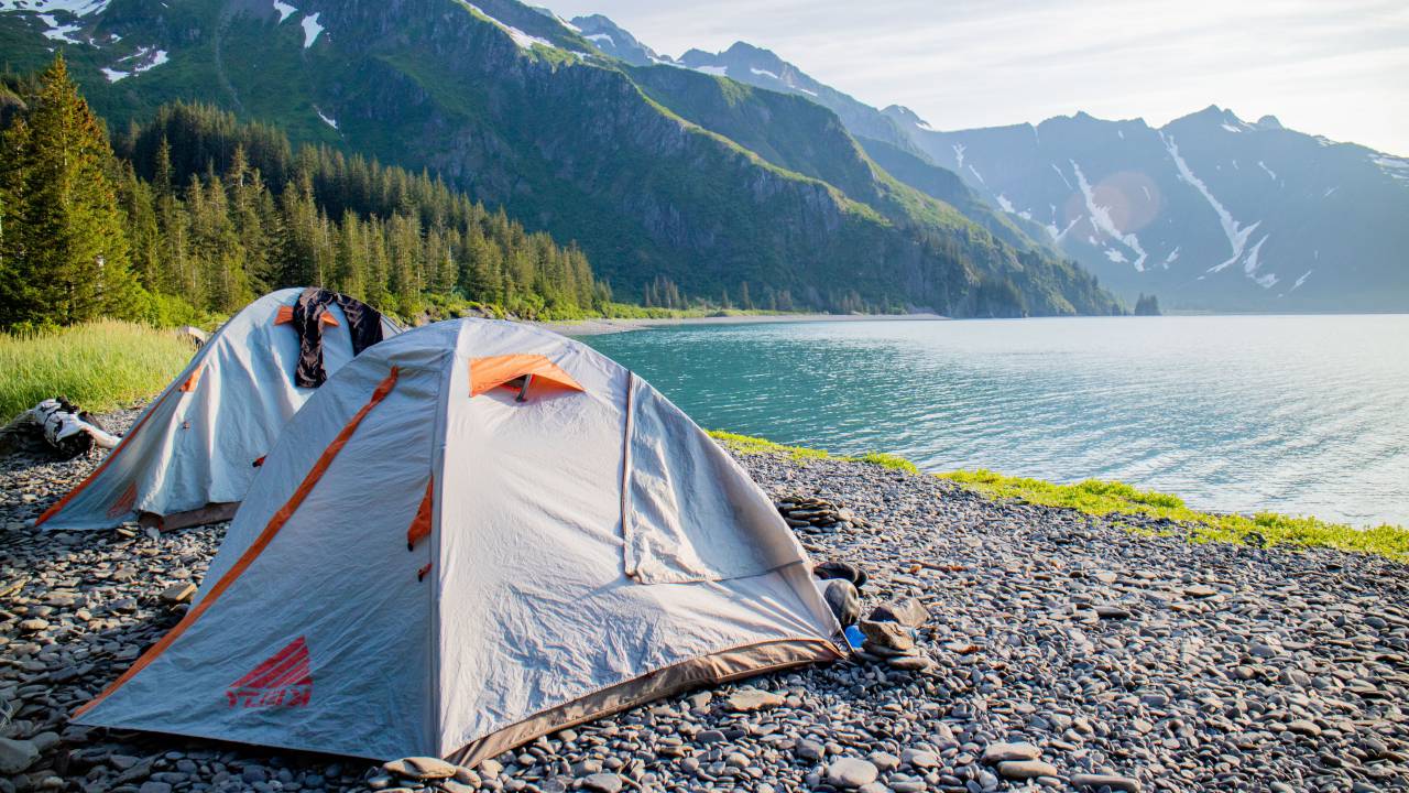 carpa;lago;camping,naturaleza,aire libre,montaña,camping,verano,paisaje,aventura,carpa,viajes,senderismo,vacaciones,cordillera,bosque,agua,pico de la montaña,belleza en la naturaleza,actividad recreativa,actividad de ocio,turismo,