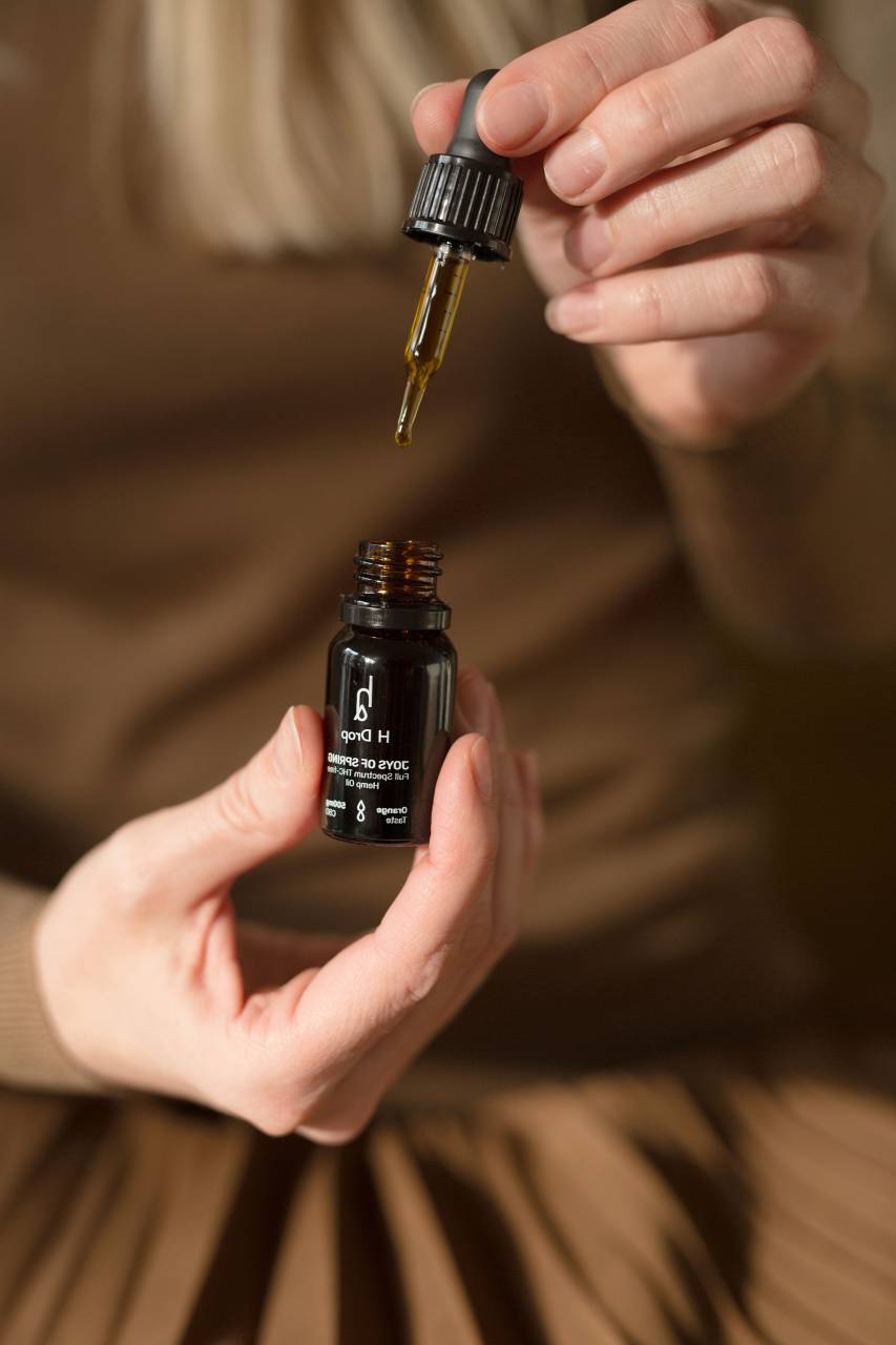 aceite de cannabis,mano humana,primer plano,mujeres,sosteniendo,medicina,adulto,salud y medicina,etnia caucásica,una persona,botella,dedo humano,