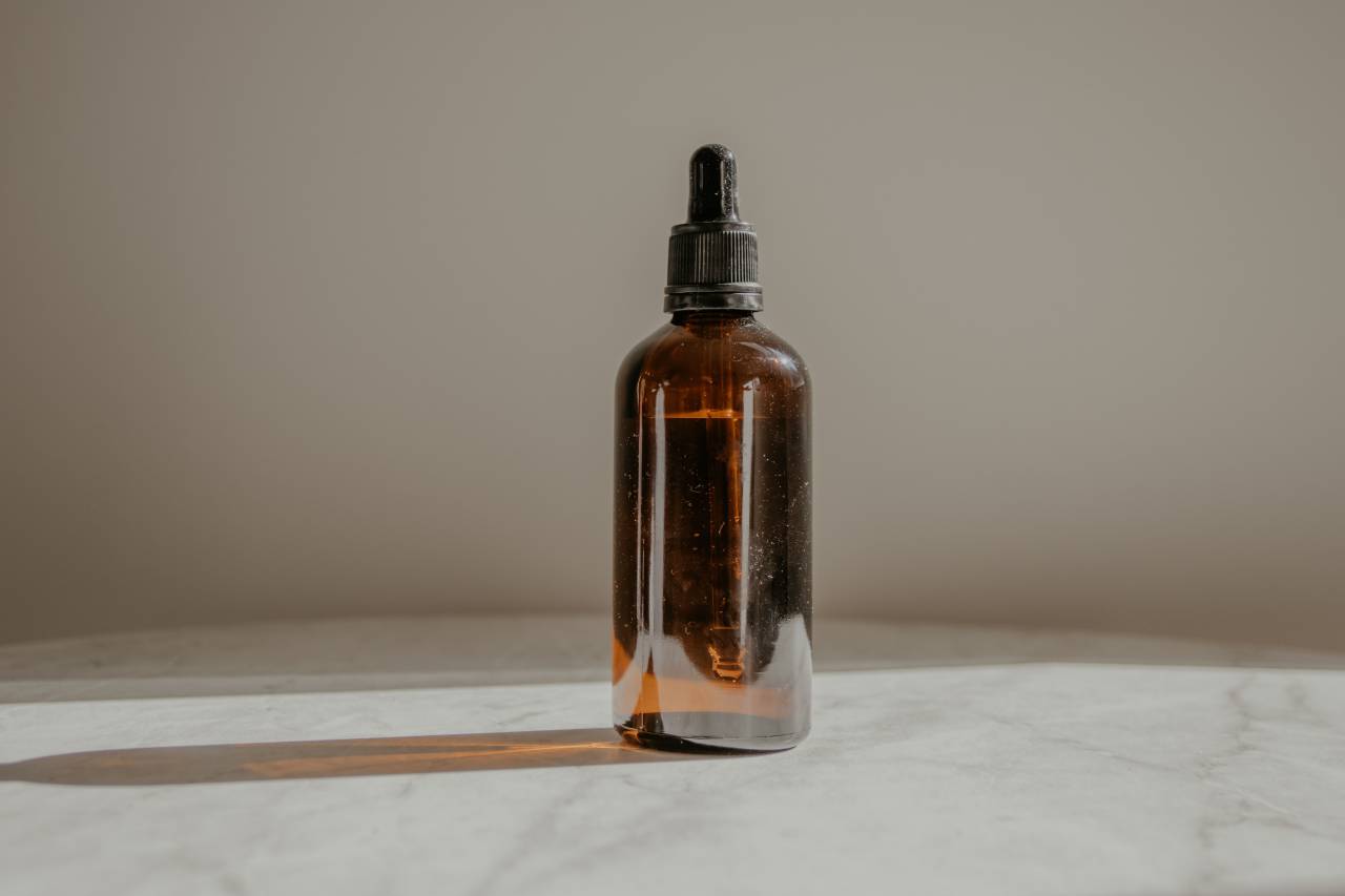 aceite de cannabis,botella,primer plano,medicina,salud y medicina,líquido,objeto único,