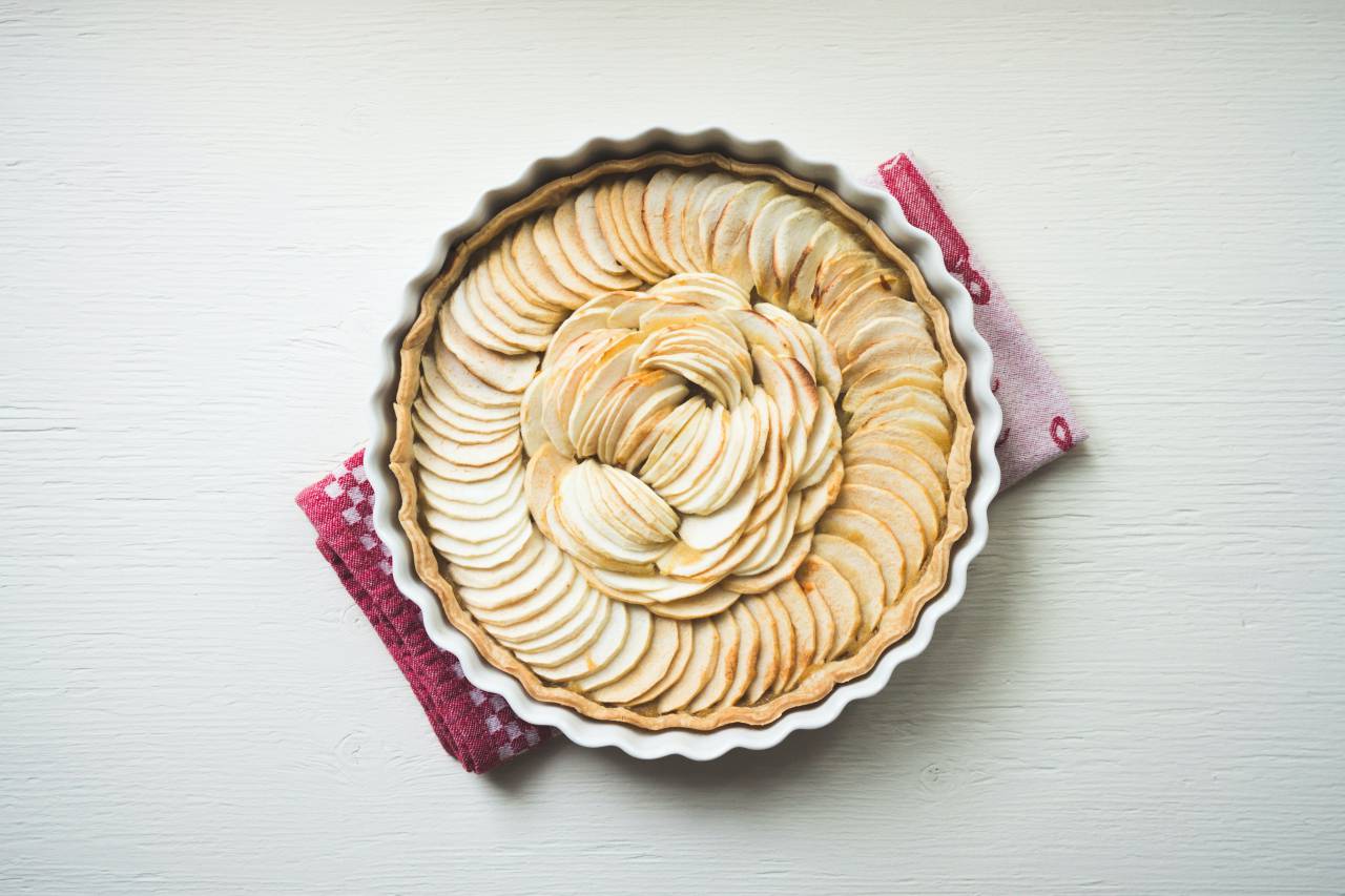 pie,food,dessert,freshness,gourmet,sweet food,close-up,plate,meal,homemade,baked,fruit,wood,material, 