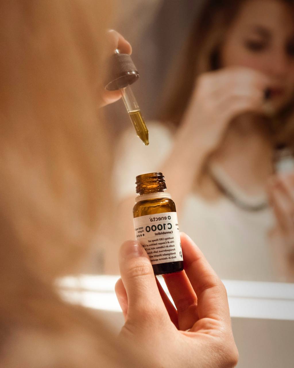 aceite de cannabis,medicina,mujer,salud y medicina,primer plano,mano humana,sosteniendo,etnia caucásica,adulto,botella,enfermedad,píldora,una persona,cápsula,