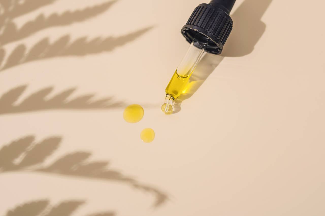 aceite de cannabis,ciencia,líquido,primer plano,naturaleza,amarillo,investigación,salud y medicina,biología,laboratorio,gota,medicina,planta,fondos,