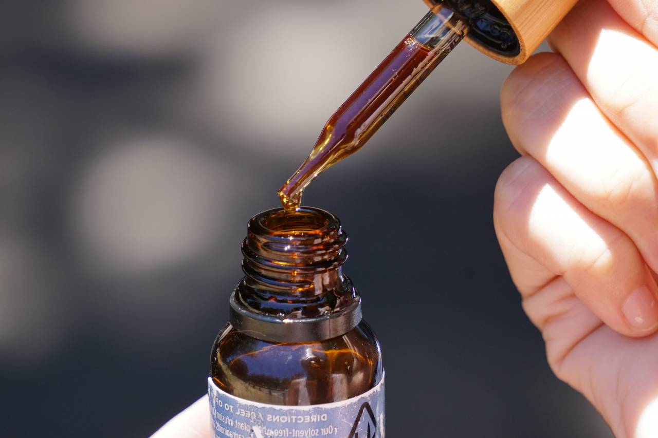 aceite de cannabis,primer plano,botella,gota,medicina,líquido,naturaleza,salud y medicina,ciencia,macro,