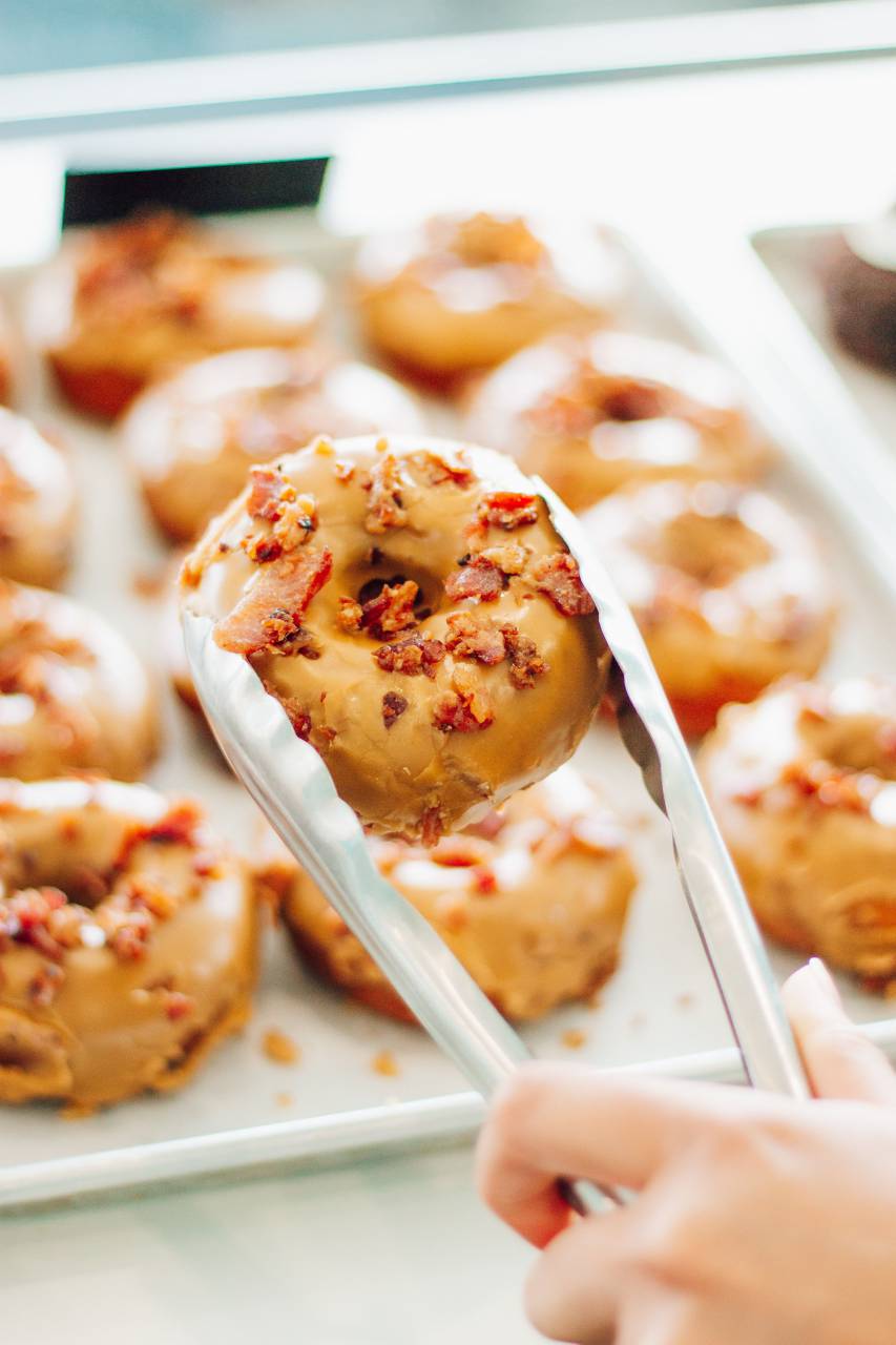 donuts,comida,postre,comida dulce,close-up,chocolate,gourmet,snack,frescura,dulces,interiores,indulgencia,mesa,cookie,glaseado,azúcar,comer poco saludable,al horno,