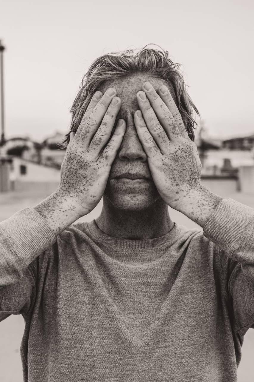 mujer,hombres,una persona,adulto,al aire libre,tristeza,etnicidad caucásica,depresión,machos,retrato,blanco y negro,estilos de vida,dolor,soledad,adulto joven,estrés emocional,