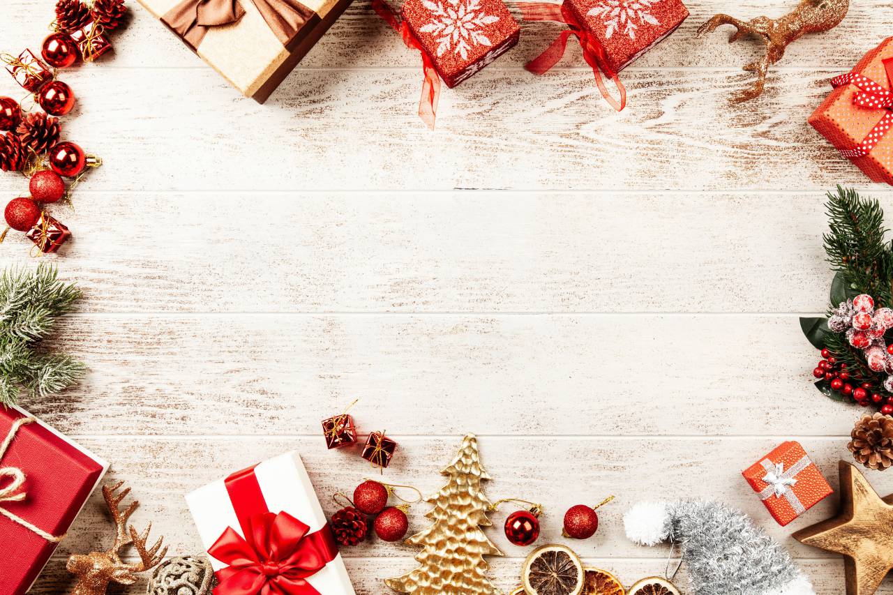 tree, background, christmas, holiday, design, decoration, merry, celebration, season, december, year, new, xmas, card, happy, star, gold, ornament, light, festive, present, red, vector, illustration, ball, bright, traditional, pine, decorative, decor, shiny, golden, greeting, garland, seasonal, pattern, sparkle, abstract, green, party, ribbon, color, beautiful, element, graphic, shine, copy space, mockup, 